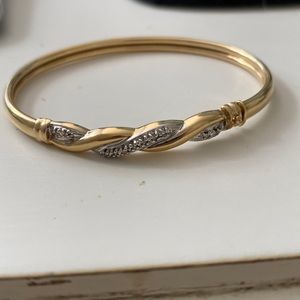 Gold bracelet, in good condition, let me know if you have questions!